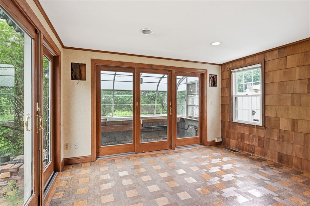 47 Fenway Drive Springfield, MA 01119 - Photo 11 of 42