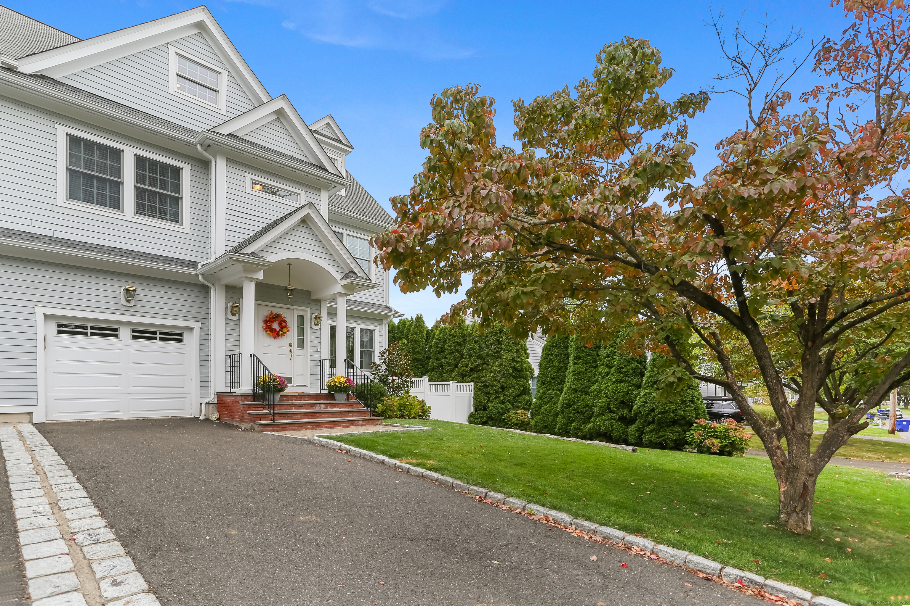 162 Country Road, Unit 162 Fairfield, CT 06824 - Photo 2 of 33 a view of a house with a yard