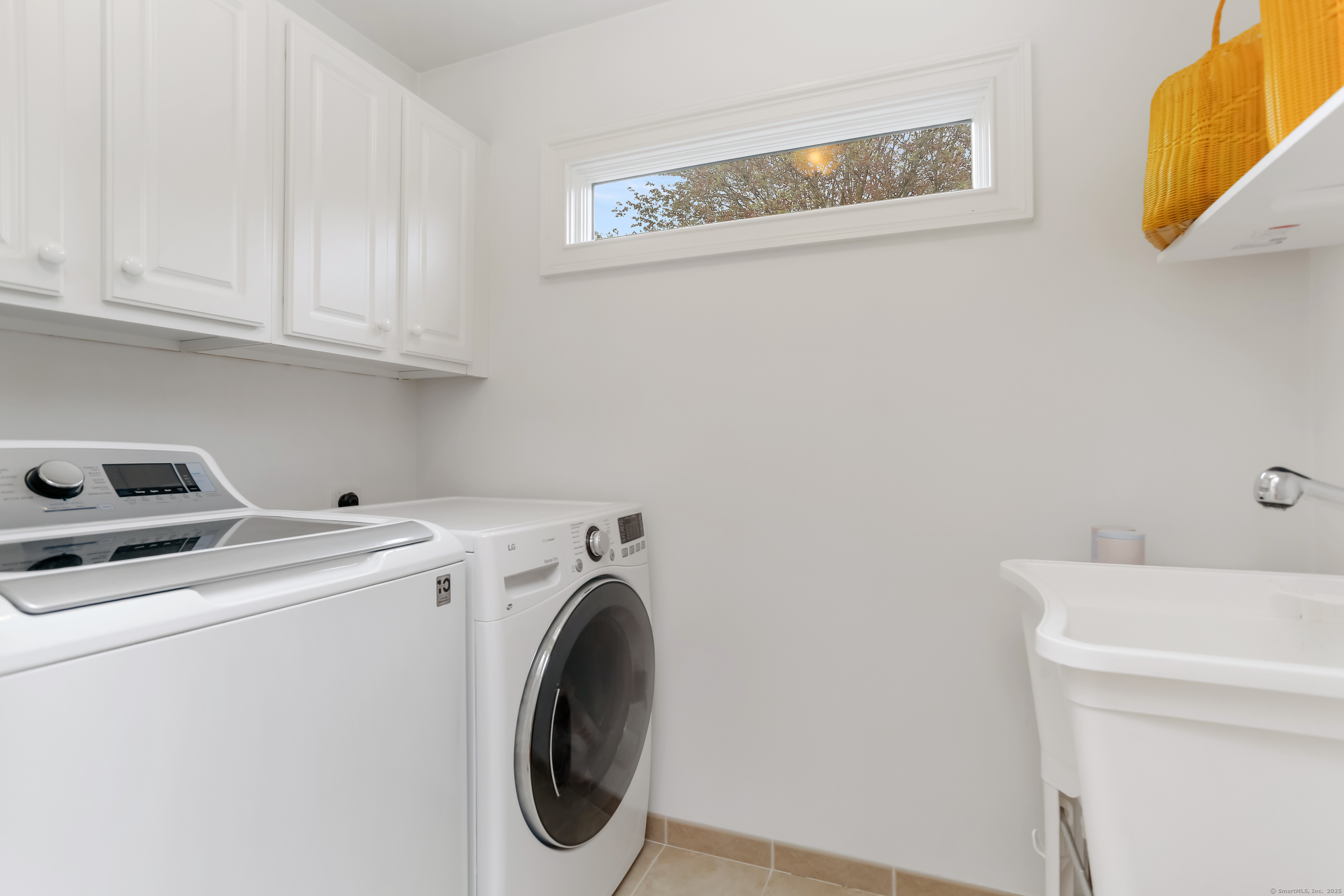 162 Country Road, Unit 162 Fairfield, CT 06824 - Photo 22 of 33 a utility room with dryer and washer