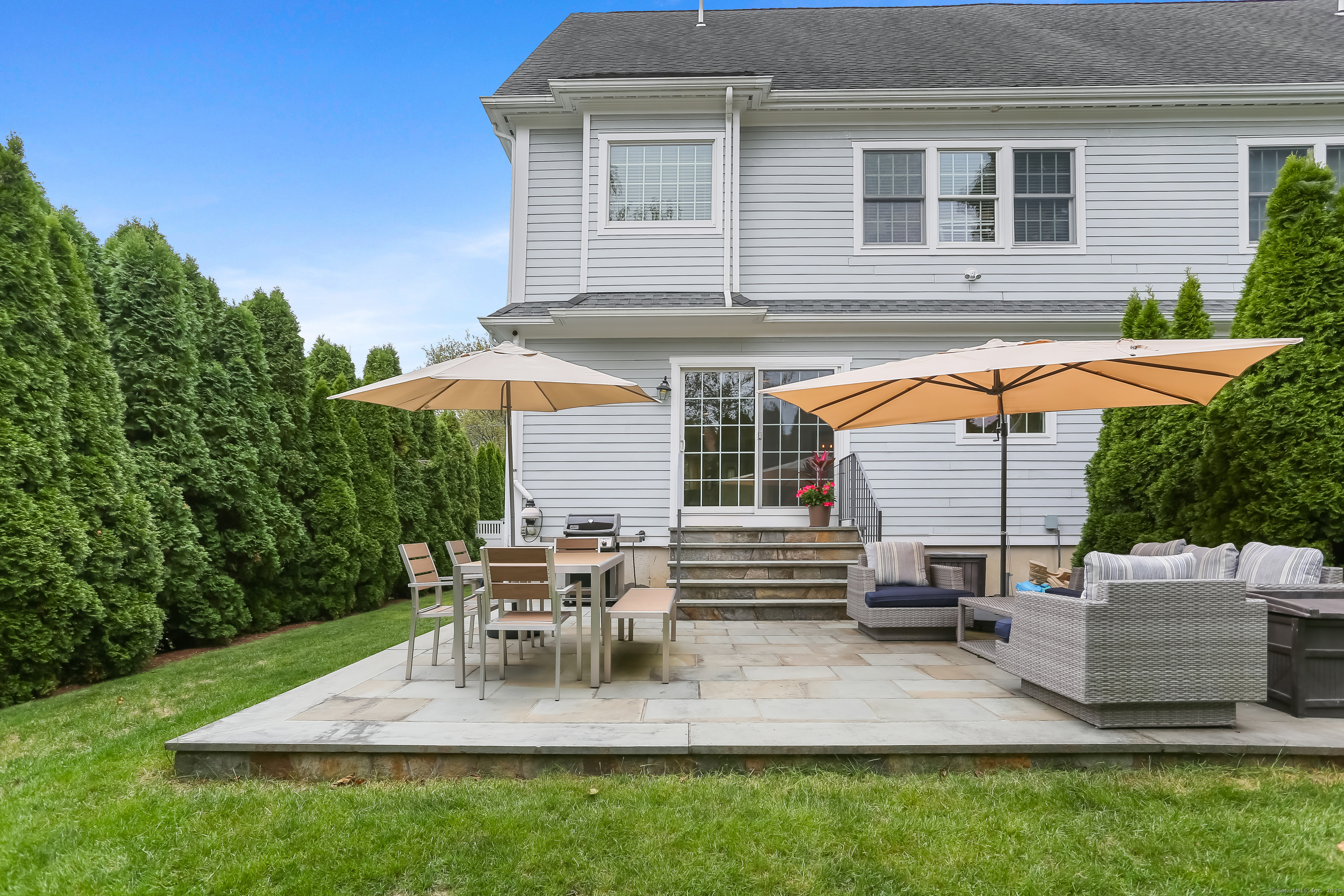 162 Country Road, Unit 162 Fairfield, CT 06824 - Photo 27 of 33 a view of backyard with sitting area