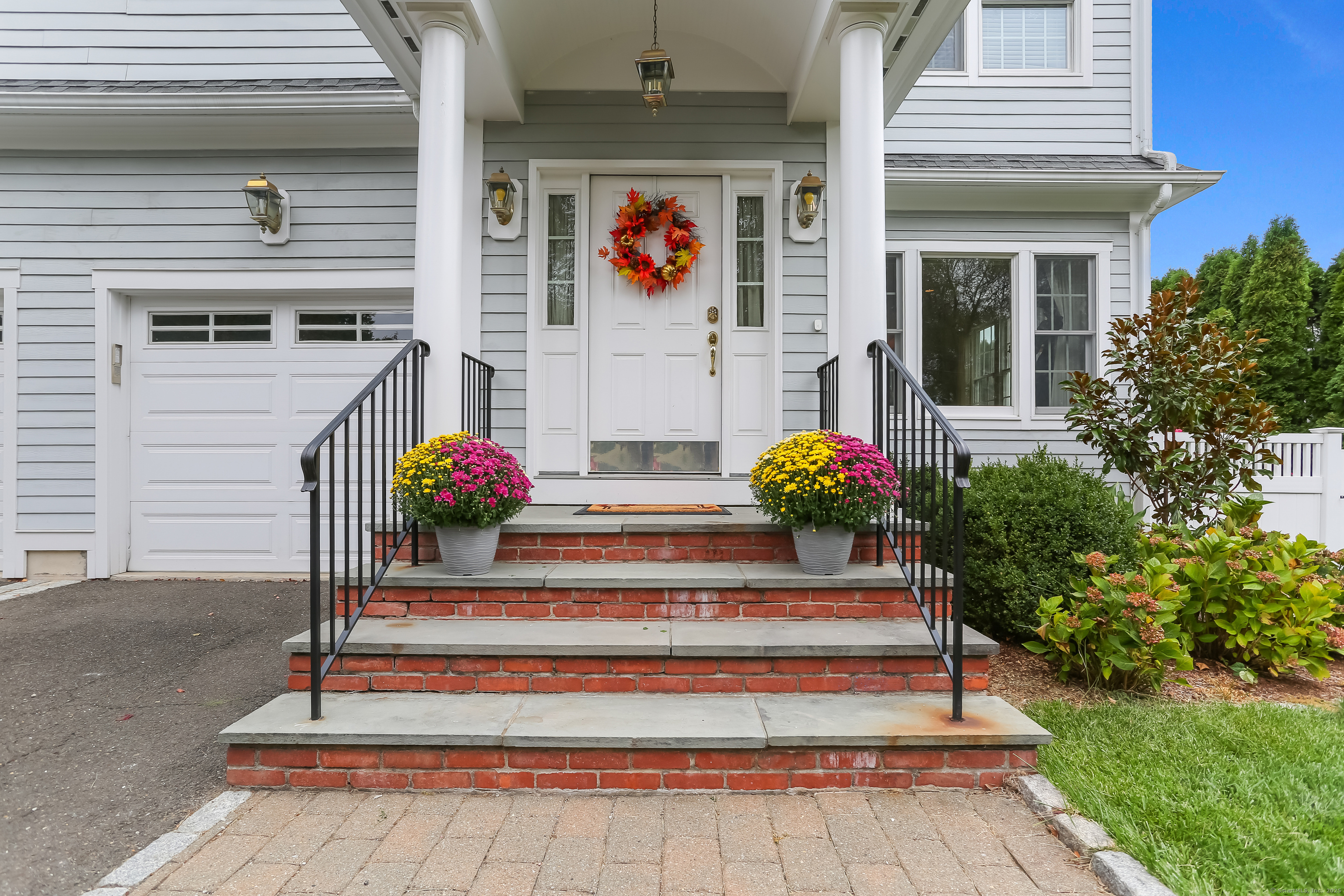 162 Country Road, Unit 162 Fairfield, CT 06824 - Photo 4 of 33 a front view of house with entrance