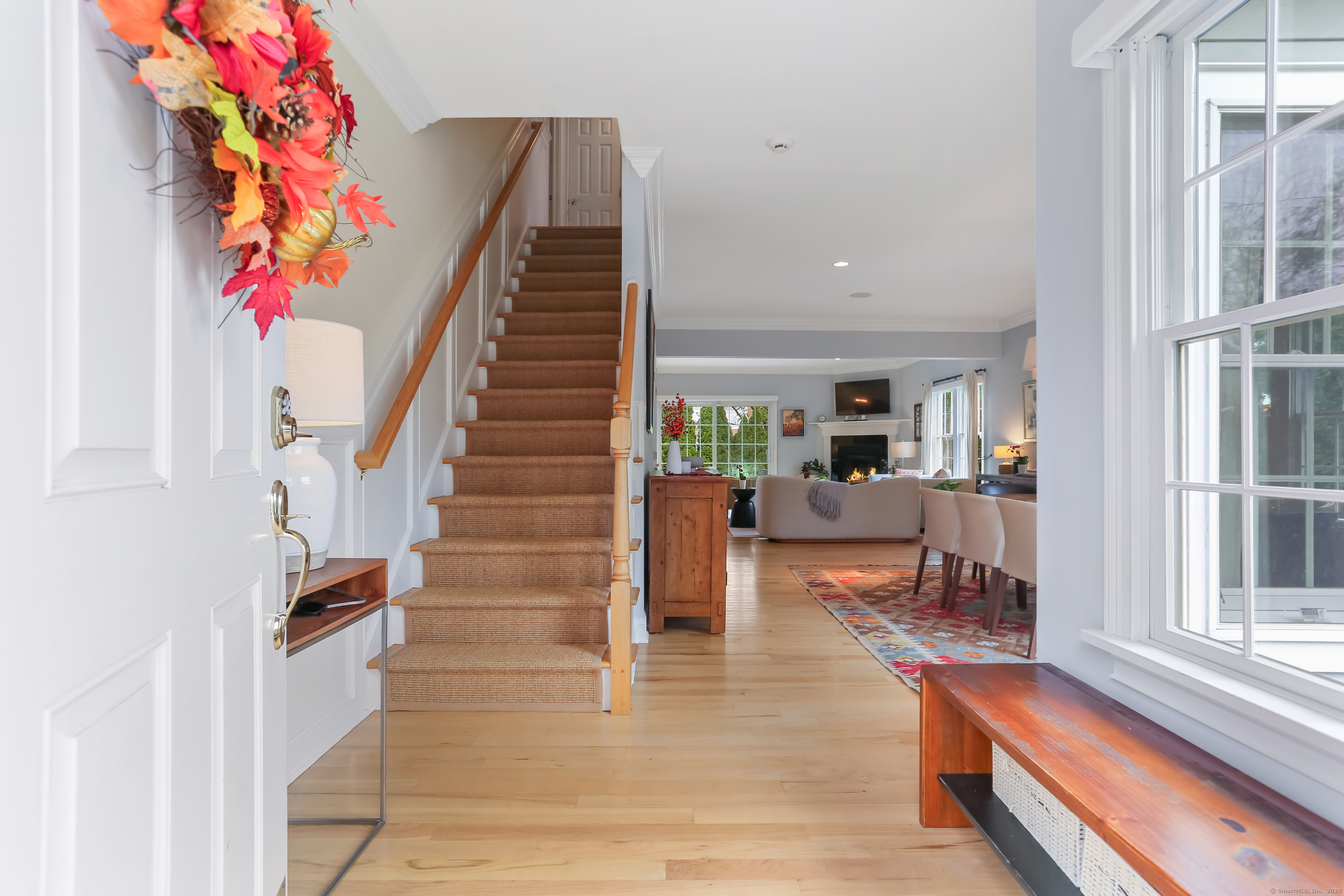 162 Country Road, Unit 162 Fairfield, CT 06824 - Photo 5 of 33 a living room with furniture
