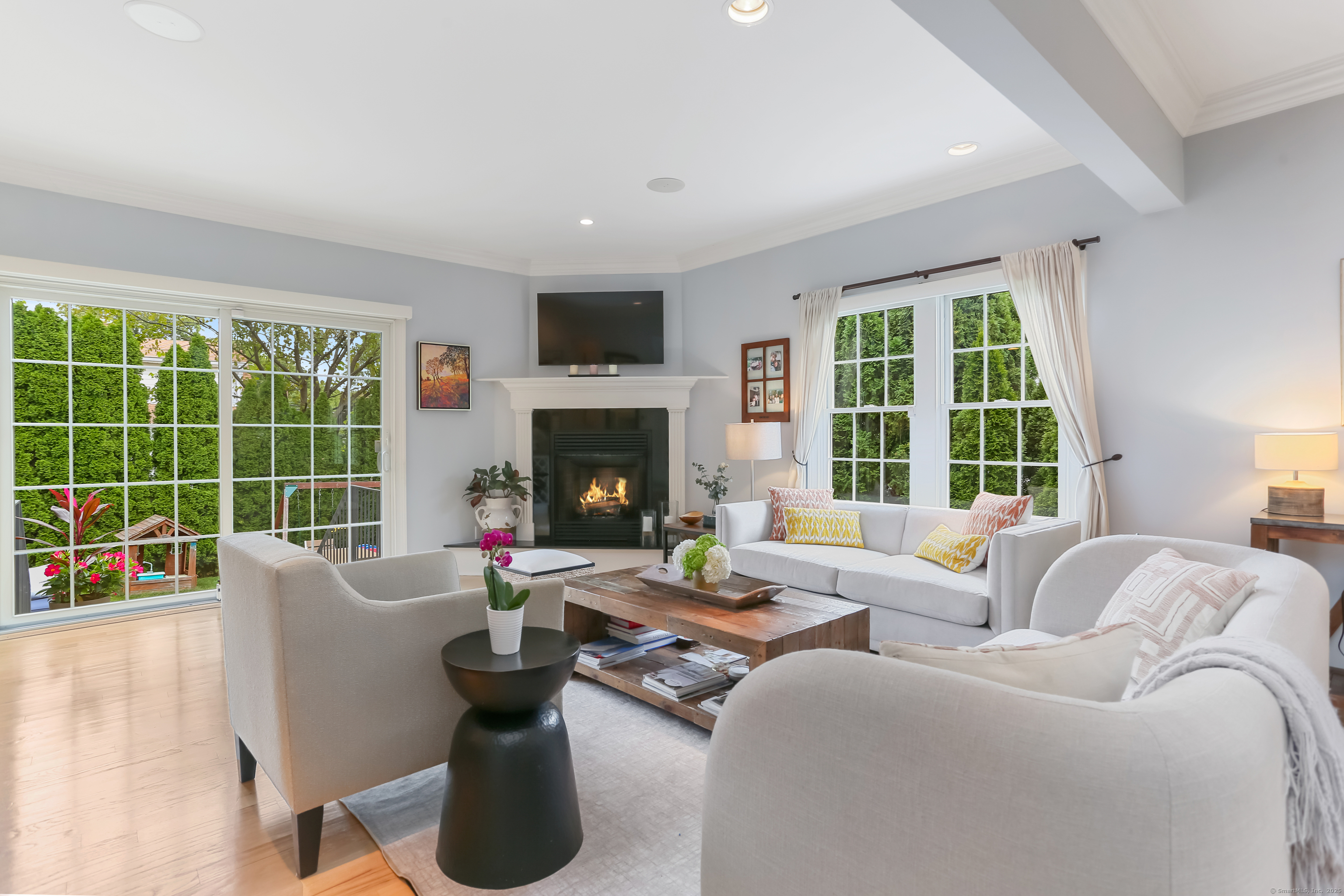 162 Country Road, Unit 162 Fairfield, CT 06824 - Photo 10 of 33 a living room with furniture large window and flat screen tv