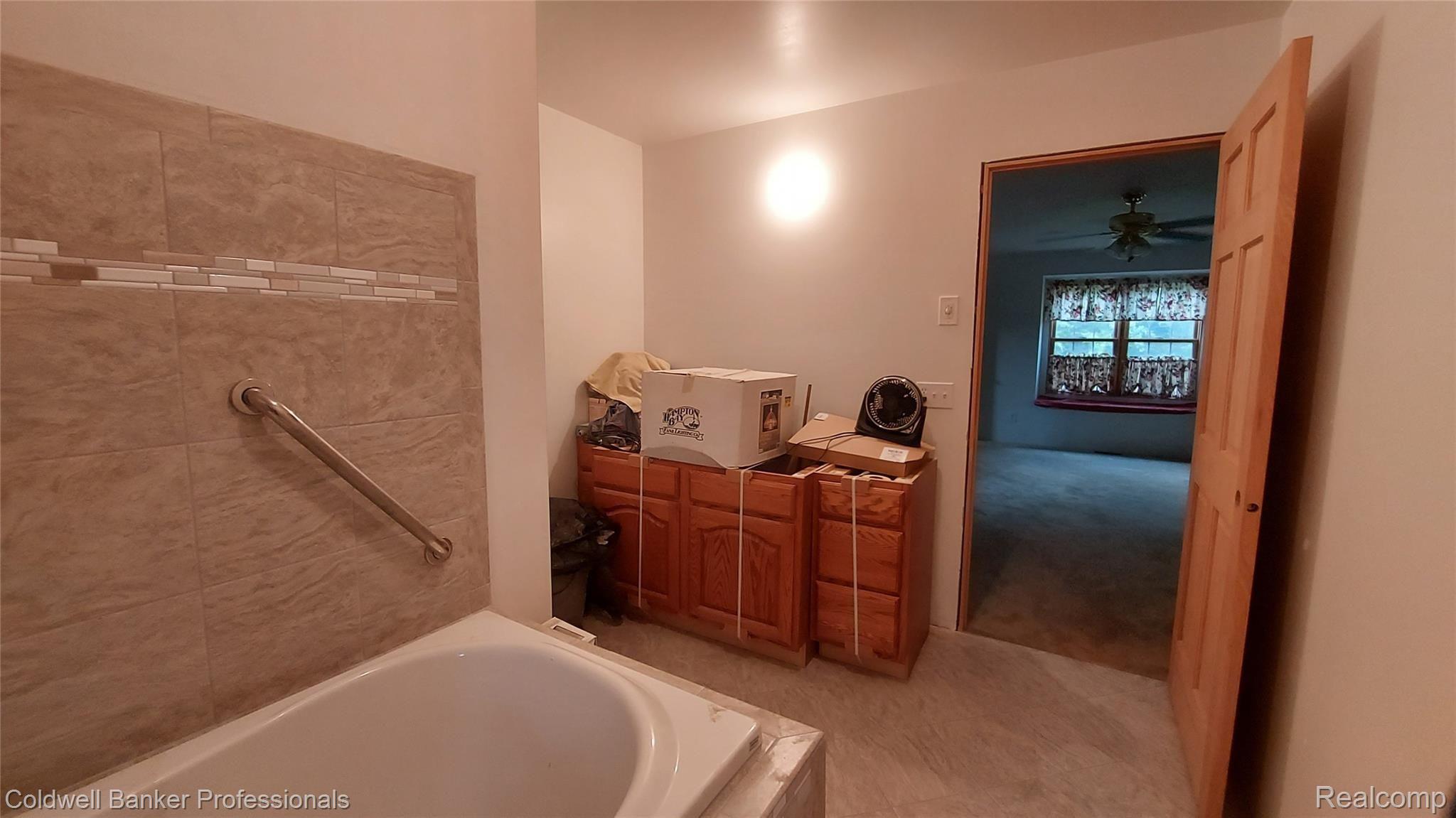 997 South Garner Road Milford, MI 48380 - Photo 20 of 43 Master Bath