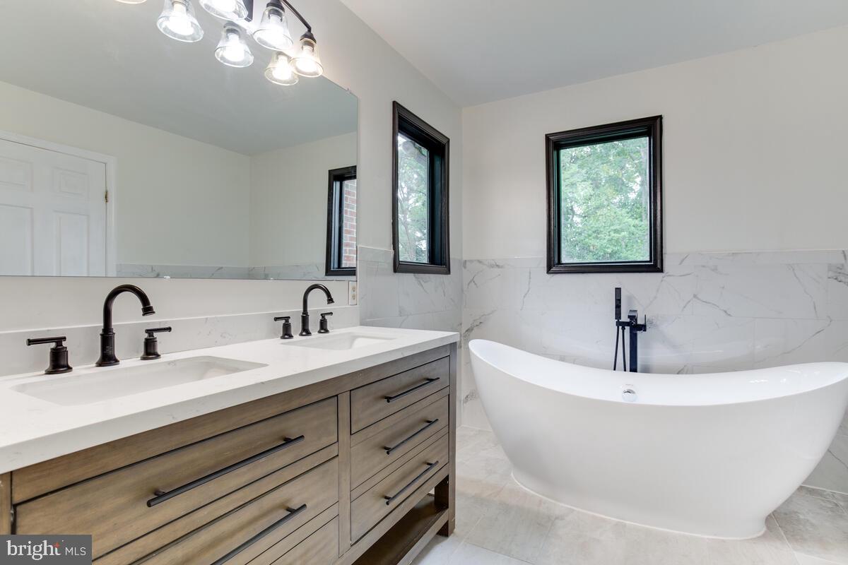 13185 Joy Road Lusby, MD 20657 - Photo 36 of 58 Look at this soaking tub.