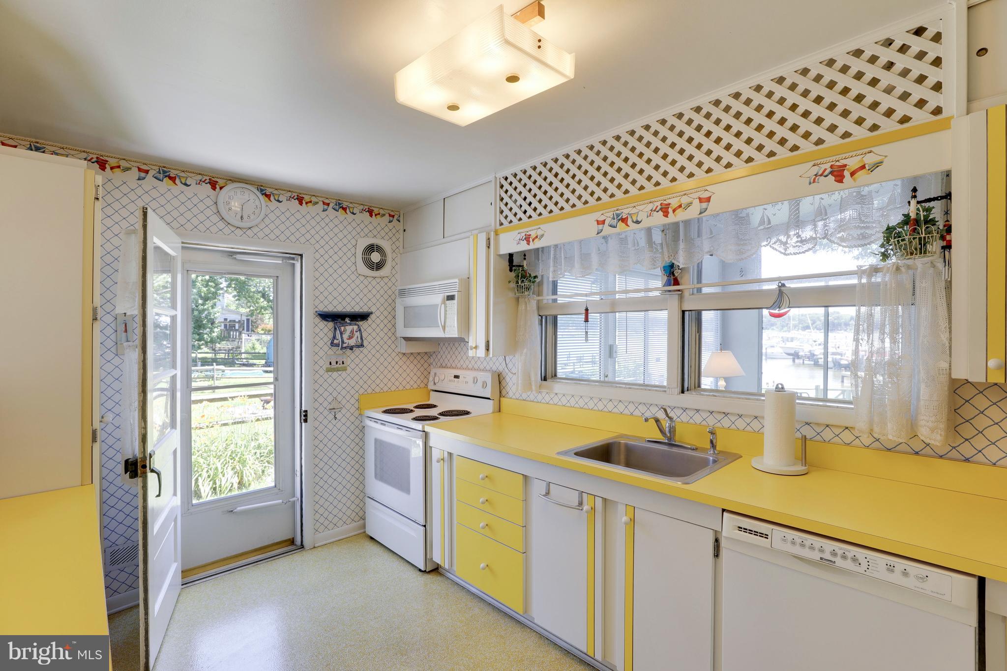 216 Bar Harbor Road Pasadena, MD 21122 - Photo 9 of 30 Bright and Cheery Kitchen