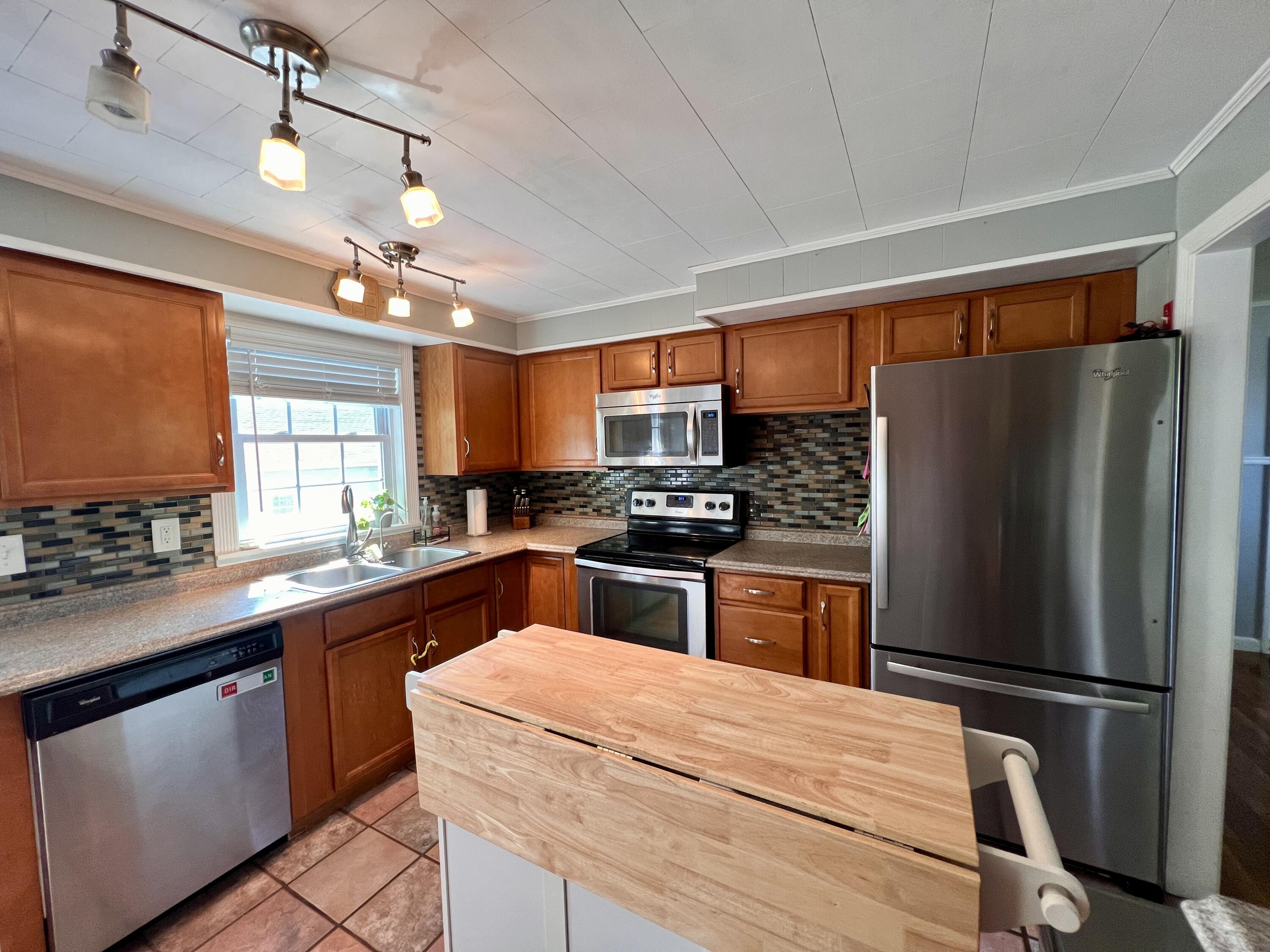 20 Highview Terrace Bangor, ME 04401 - Photo 9 of 62 Moveable Island - Conveys