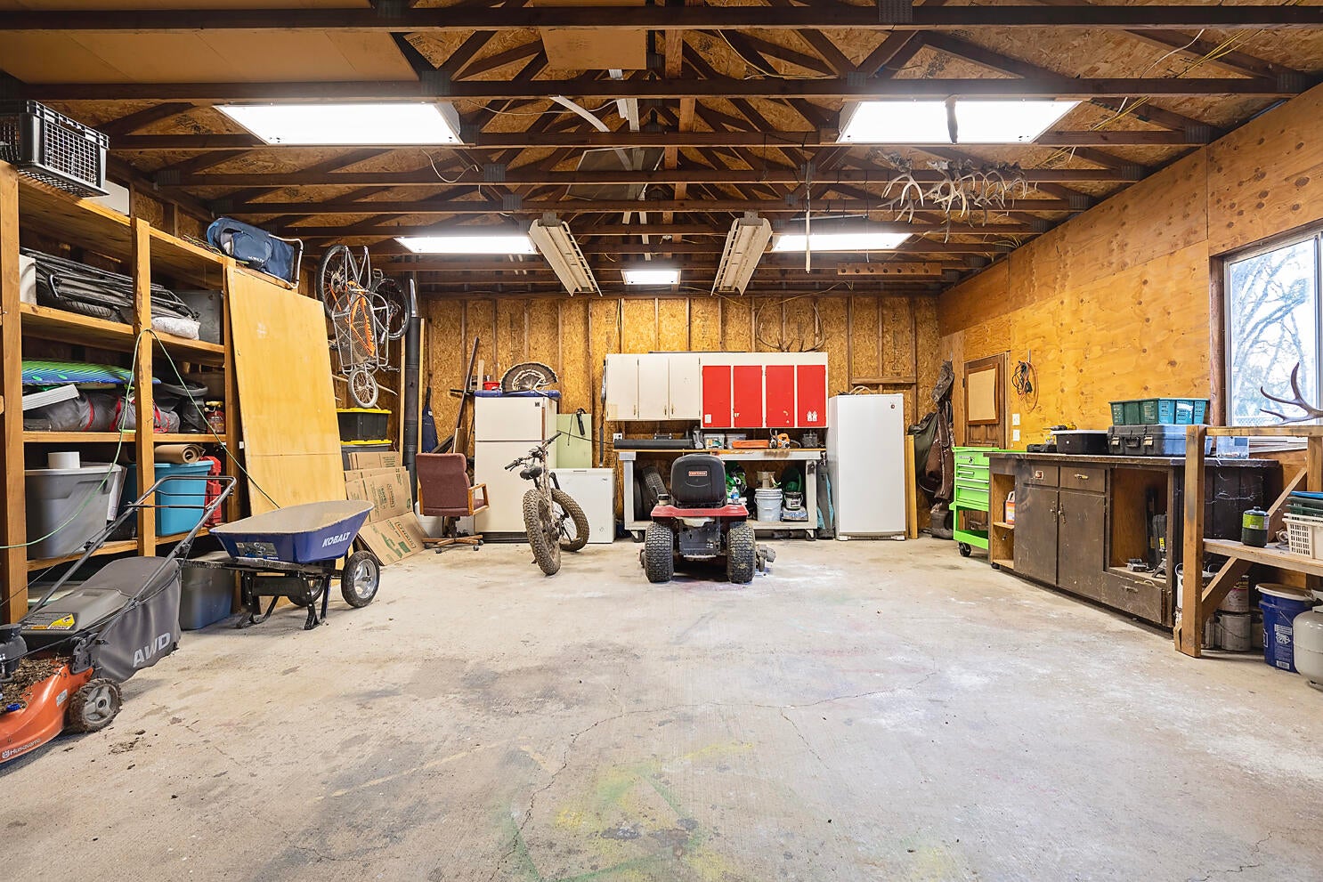 1429 Gibbon Road Central Point, OR 97502 - Photo 19 of 28 Inside of shop