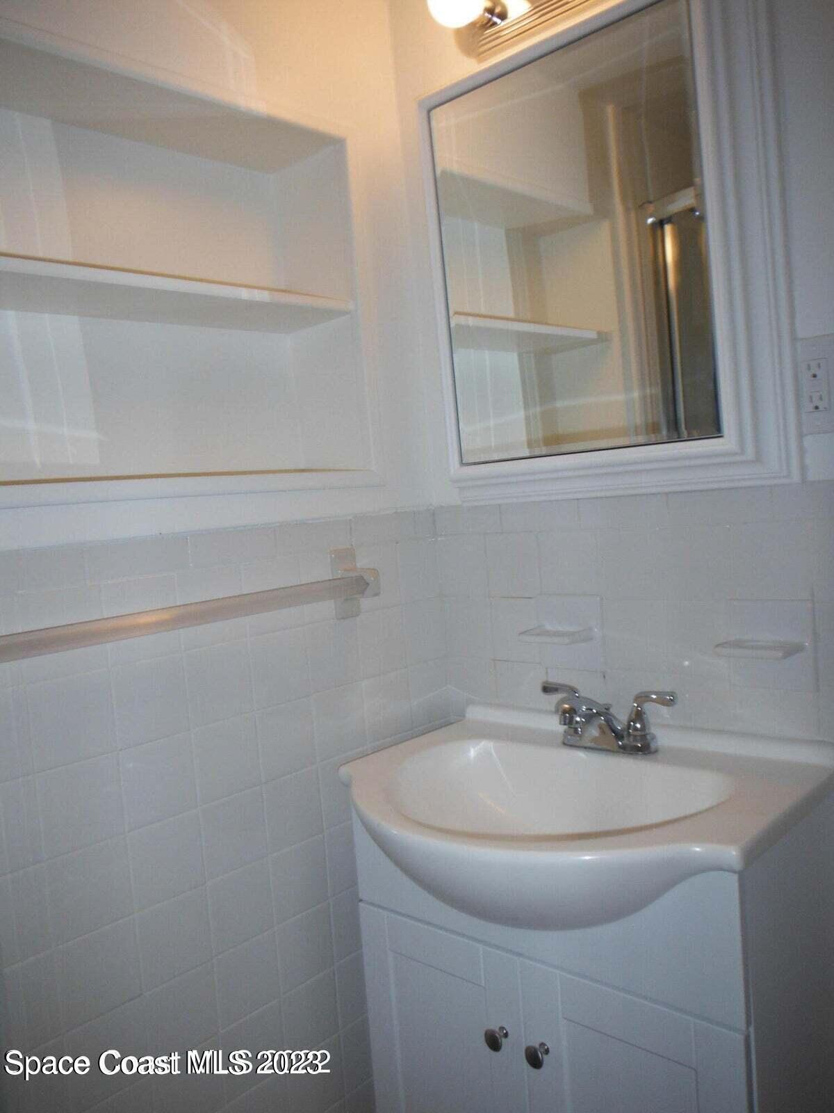 2206 Irwin Street, Unit B Melbourne, FL 32901 - Photo 4 of 6 bungbath
