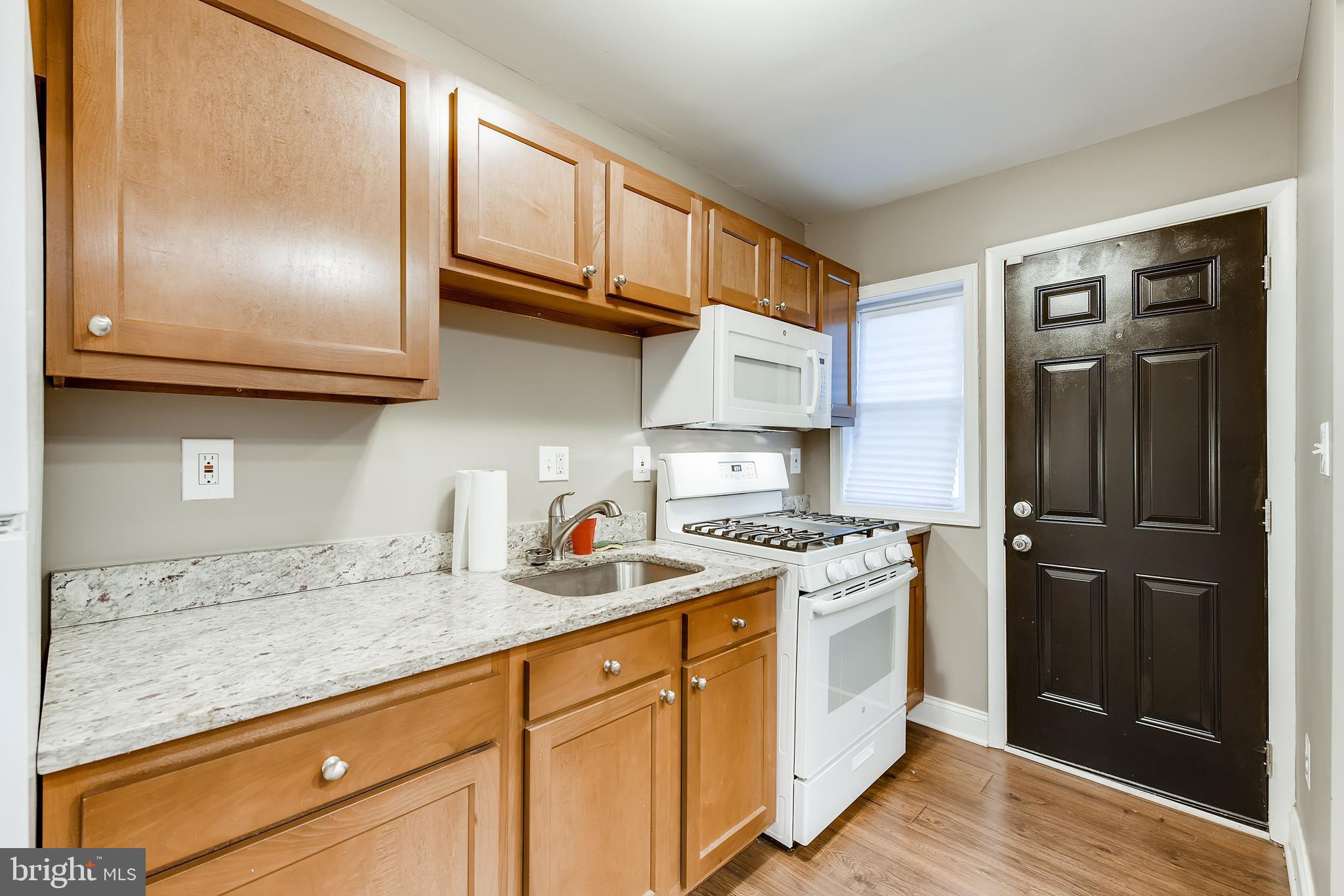 112 Upmanor Road Baltimore, MD 21229 - Photo 8 of 27 Beautifully updated kitchen, access to back yard