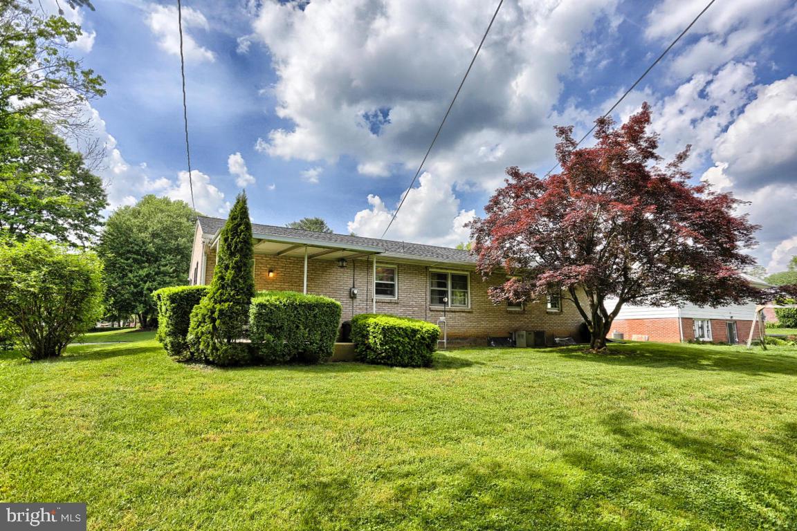 75 Quaker Hills Road Lancaster, PA 17603 - Photo 3 of 18 Gallery Image 3