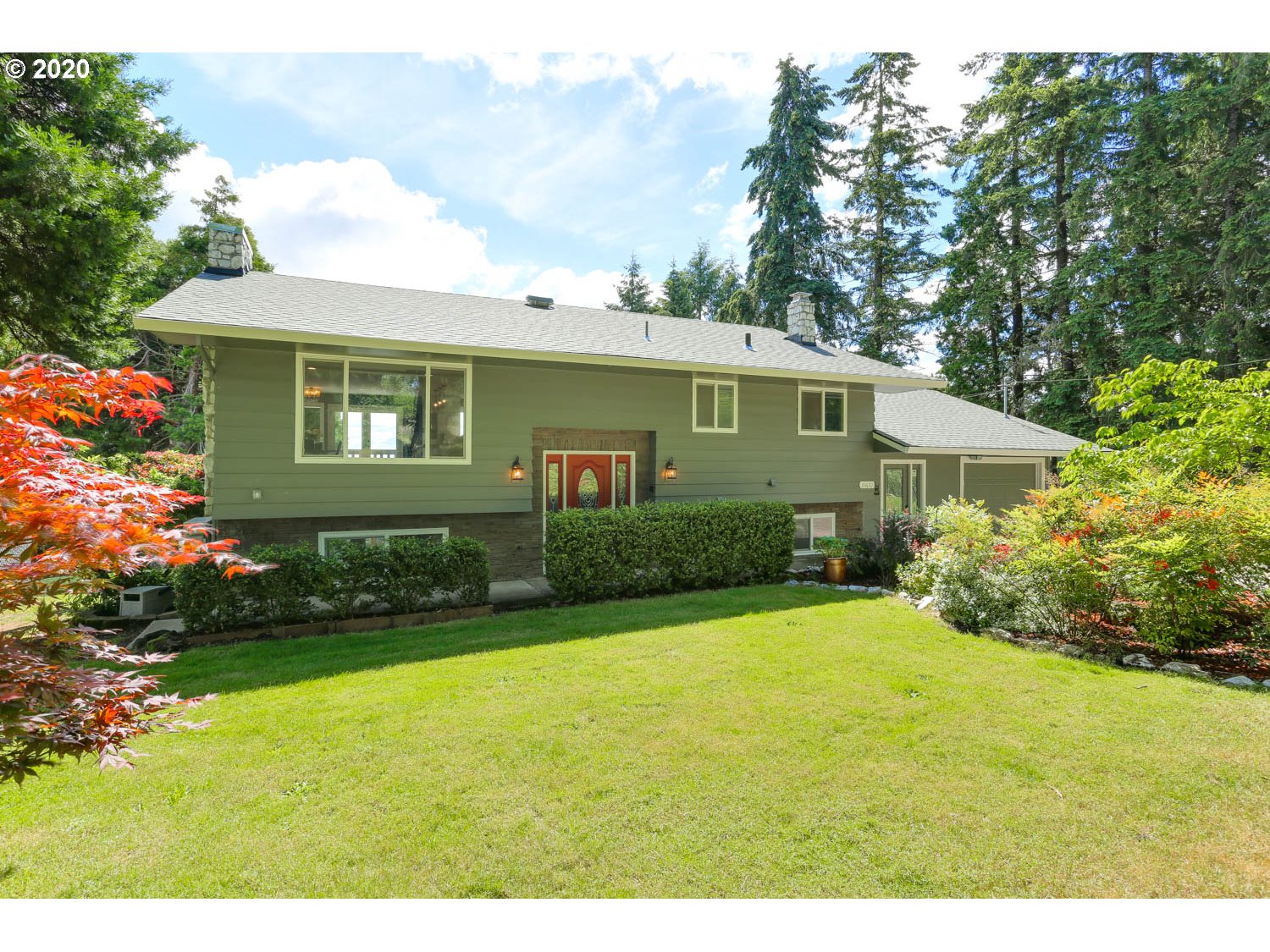 33672 Southwest Laurel Road Hillsboro, OR 97123 - Photo 1 of 32 a front view of a house with garden