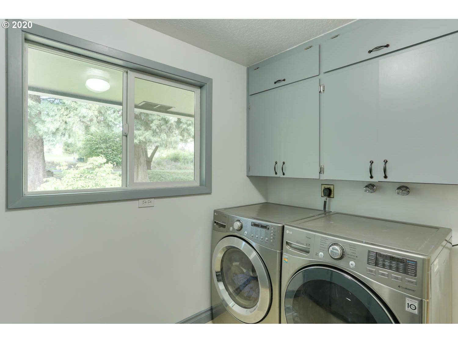 33672 Southwest Laurel Road Hillsboro, OR 97123 - Photo 19 of 32 a utility room with dryer and washer