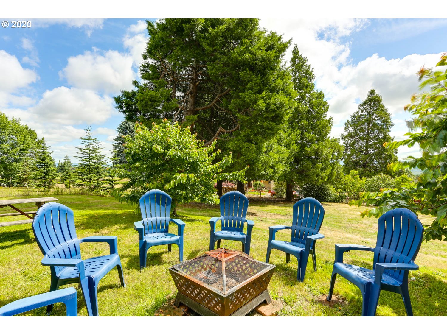 33672 Southwest Laurel Road Hillsboro, OR 97123 - Photo 22 of 32 a balcony with chairs and a table