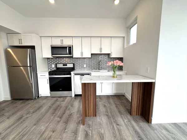 $2,600 | 302 Broadway, Unit 301, Everett, MA 02149