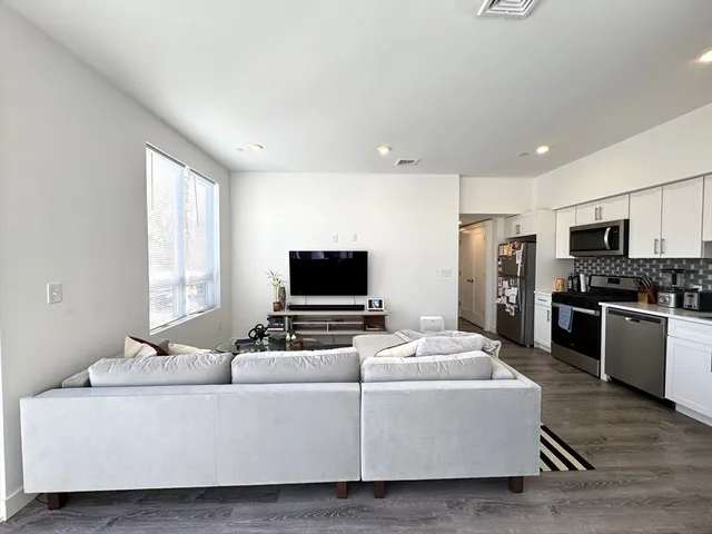 $2,600 | 302 Broadway, Unit 301, Everett, MA 02149