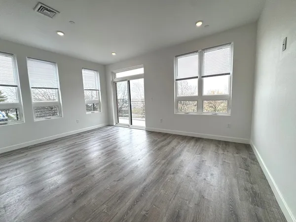 $2,600 | 302 Broadway, Unit 301, Everett, MA 02149