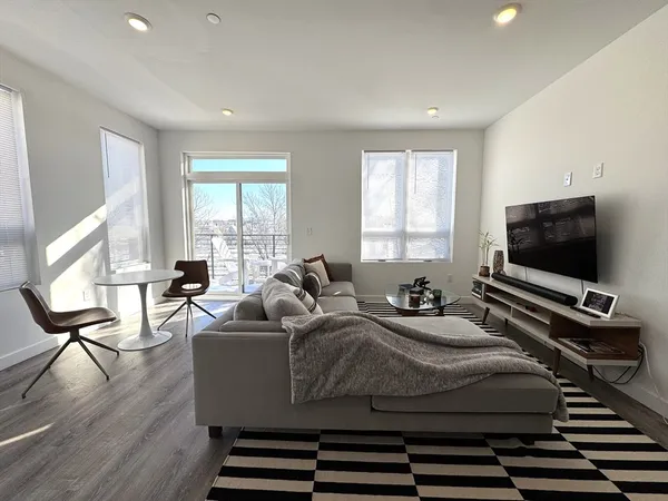 $2,600 | 302 Broadway, Unit 301, Everett, MA 02149