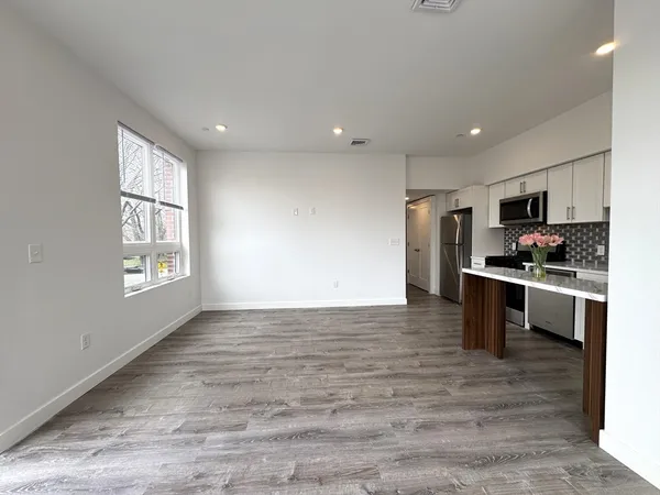 $2,600 | 302 Broadway, Unit 301, Everett, MA 02149