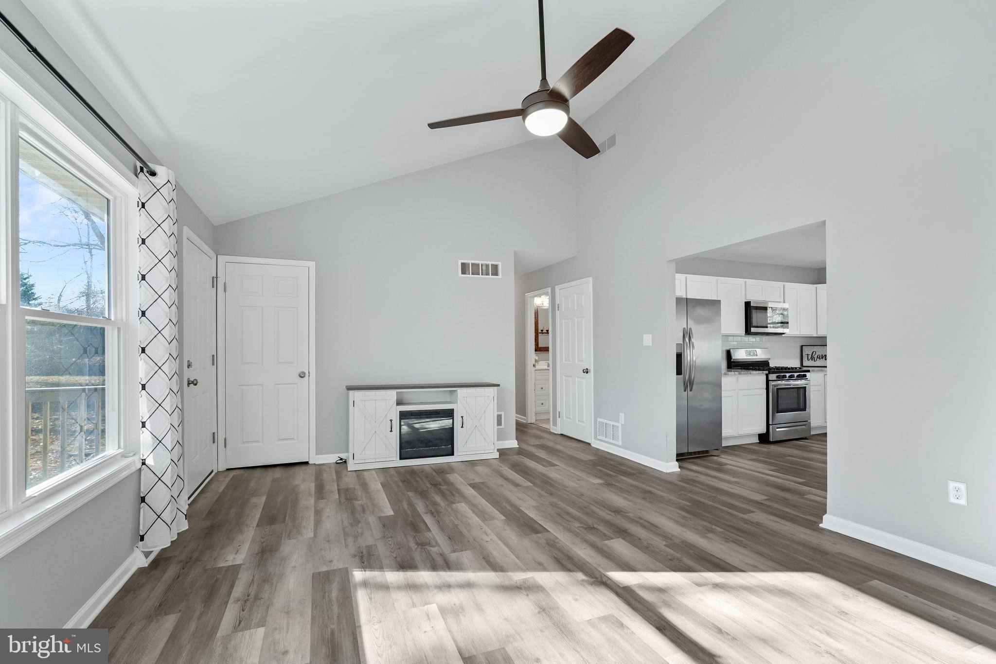 963 Shady Beach Road Elkton, MD 21921 - Photo 8 of 25 Large Living room