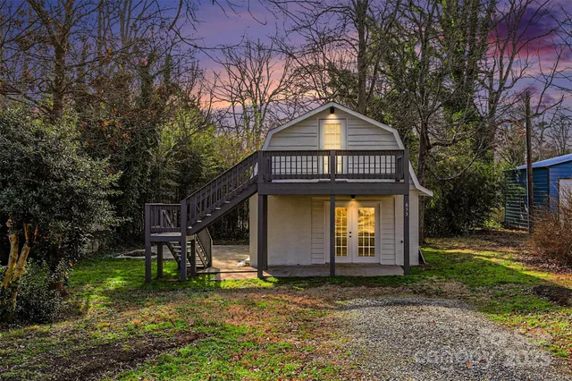 a view of a back yard