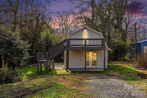 a view of a back yard