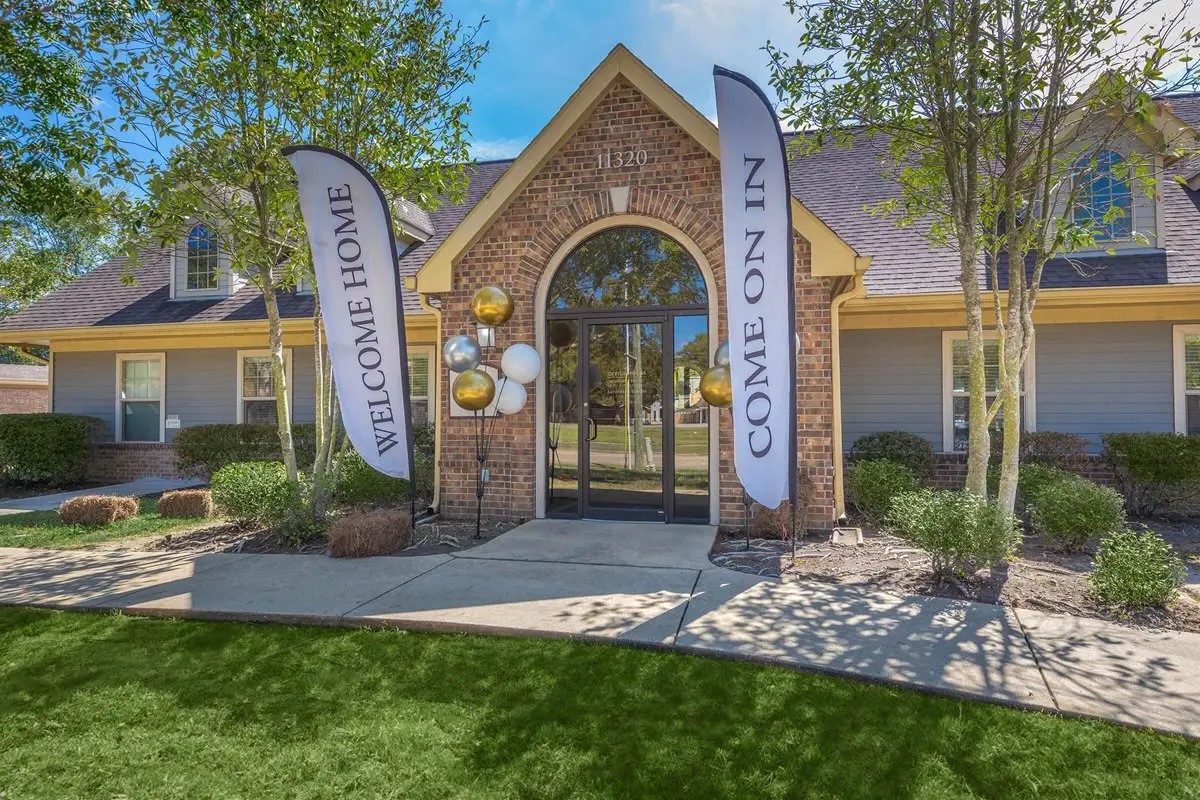11320 Greenwell Springs Road Baton Rouge, LA 70814 - Photo 3 of 19 a front view of a house with garden