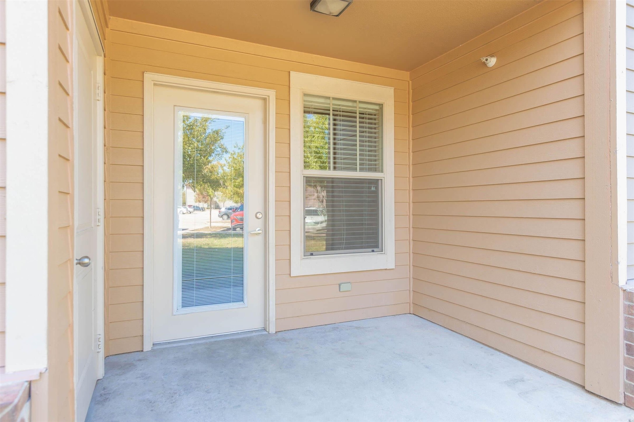 11320 Greenwell Springs Road Baton Rouge, LA 70814 - Photo 10 of 19 an empty room with windows