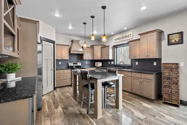 $809,900 | 4982 Potters Crossing, Pulaski, WI 54162