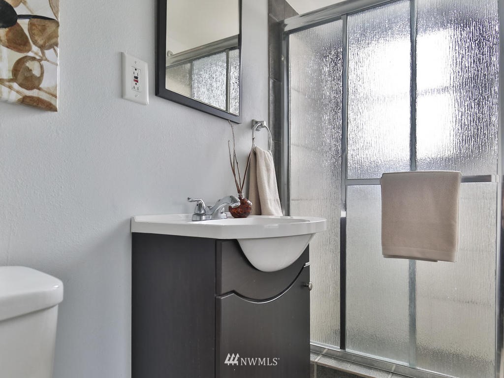 435 Southwest 127th Street Seattle, WA 98146 - Photo 16 of 25 Gallery Image 16