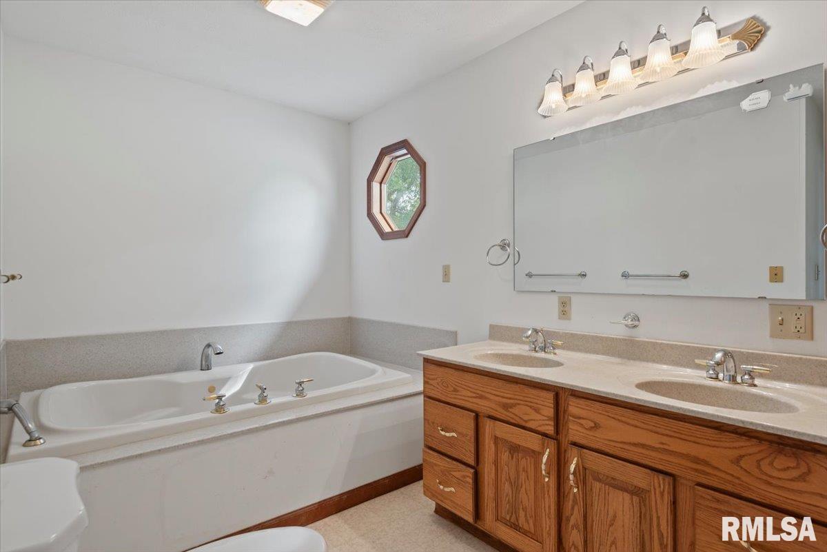 1997 New Lake Road Jacksonville, IL 62650 - Photo 21 of 39