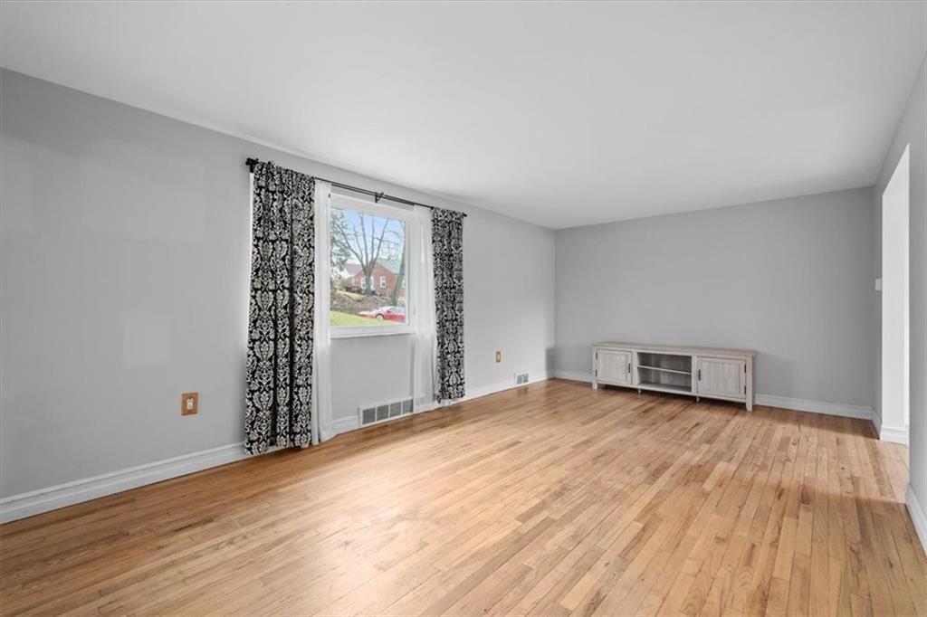 122 Harding Road Pittsburgh, PA 15229 - Photo 3 of 25 Gallery Image 3