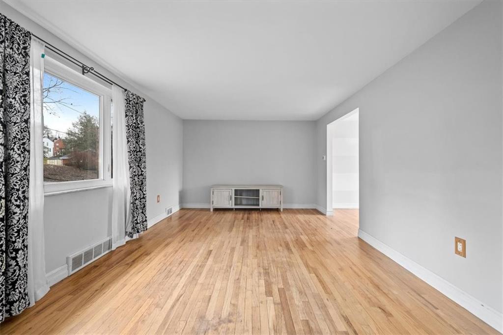 122 Harding Road Pittsburgh, PA 15229 - Photo 4 of 25 Gallery Image 4