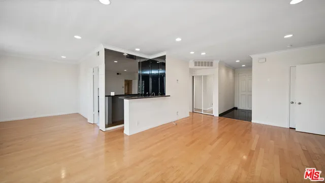 $5,500 | 200 North Almont Drive, Unit 302, Beverly Hills, CA 90211