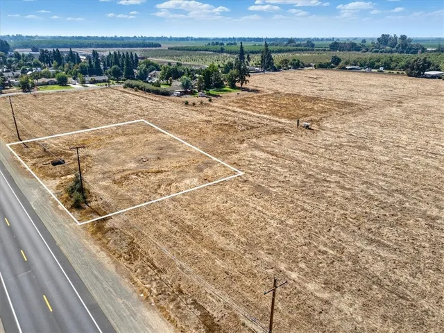 a view of a houses with a mirror