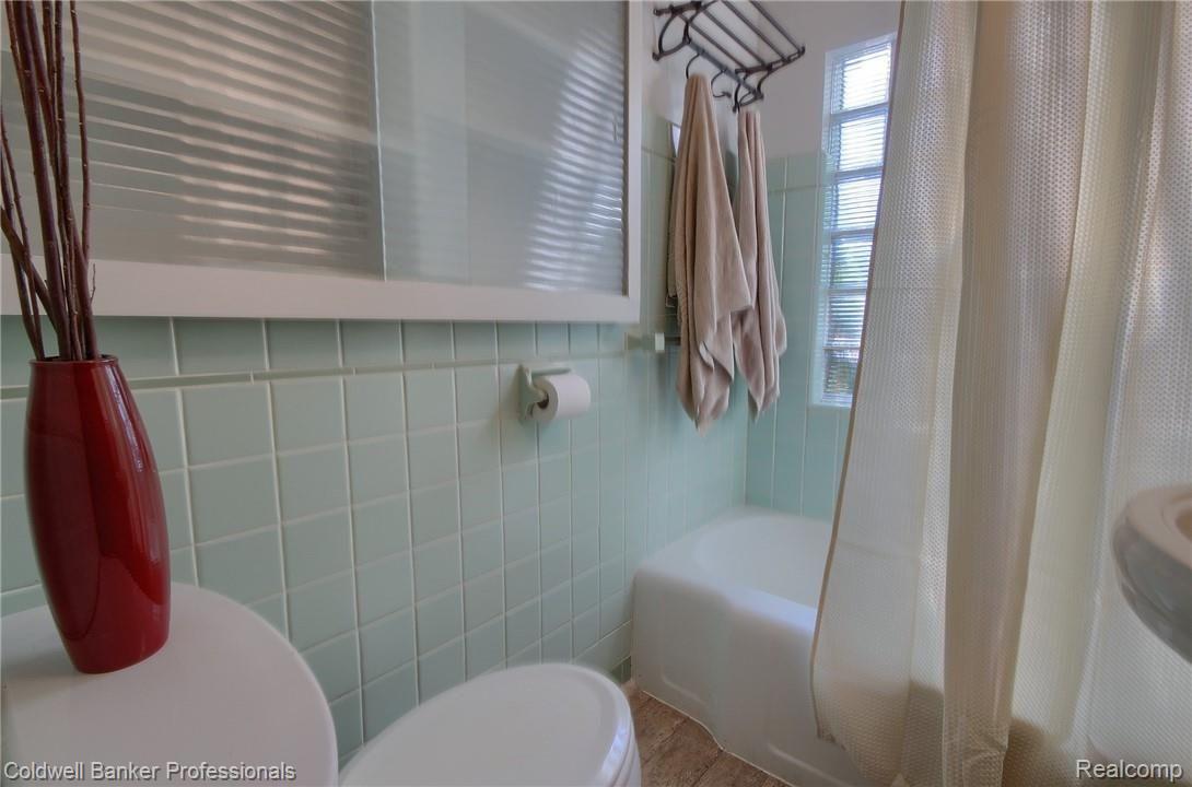 3900 Napier Road Canton, MI 48187 - Photo 24 of 28 024-Bathroom.jpg
