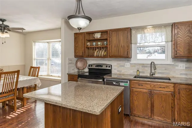 $310,000 | 14 South Joyce Ellen Way, St. Peters, MO 63376