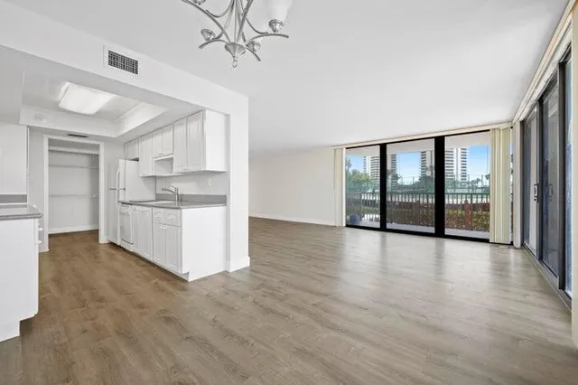 $425,000 | 5480 North Ocean Drive, Unit B1A, Singer Island, FL 33404