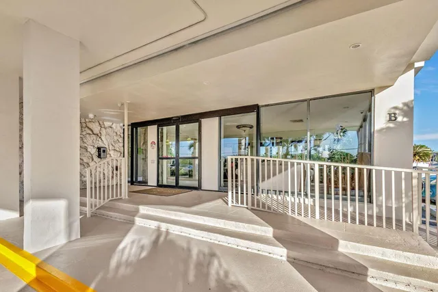 $425,000 | 5480 North Ocean Drive, Unit B1A, Singer Island, FL 33404