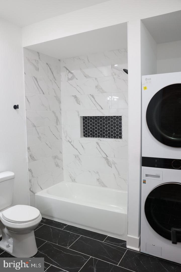 4817 North 15th Street Philadelphia, PA 19141 - Photo 8 of 10 a bathroom with a bathtub and a toilet