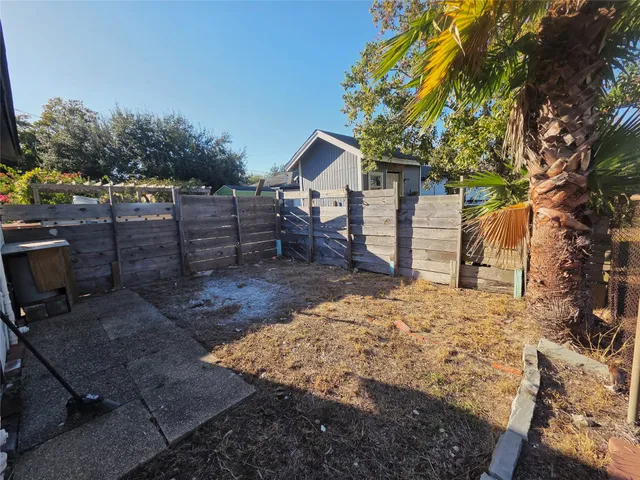 $850 | 5403 Avenue Q 1/2, Unit REAR, Galveston, TX 77551