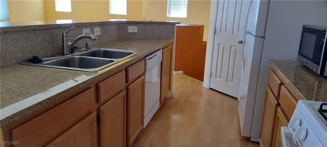 $1,576 | 3913 Sweet Pine Street, Unit 101, Las Vegas, NV 89108
