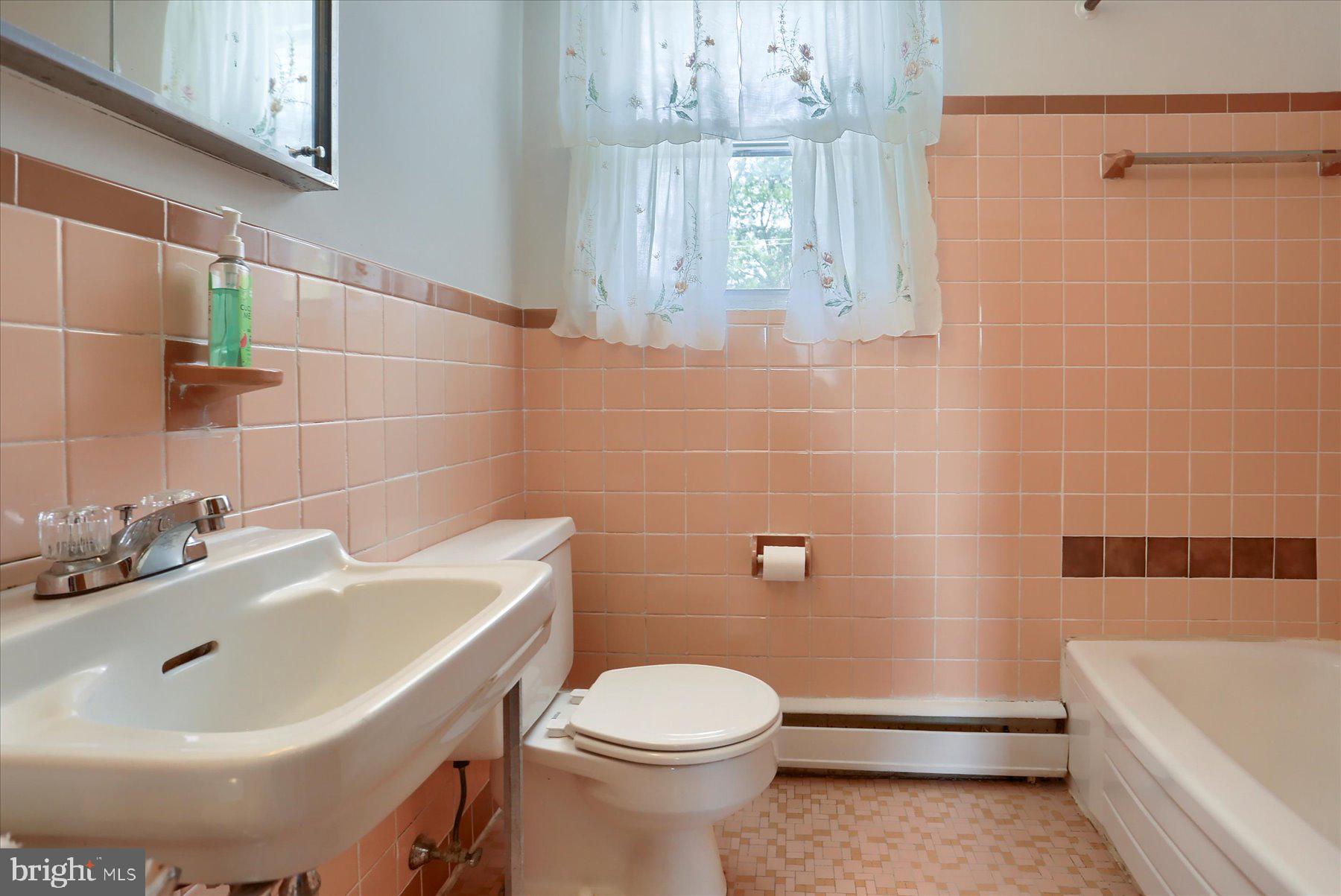 608 Marshall Road Brookhaven, PA 19015 - Photo 14 of 18 Upstairs Full Bathroom