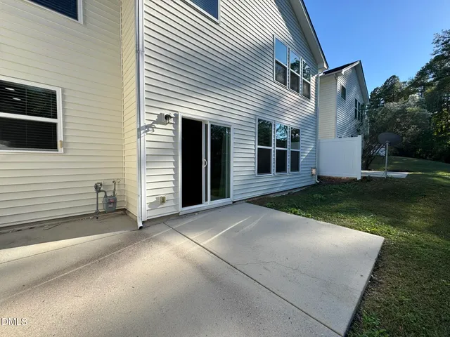 a view of a house with backyard and garden
