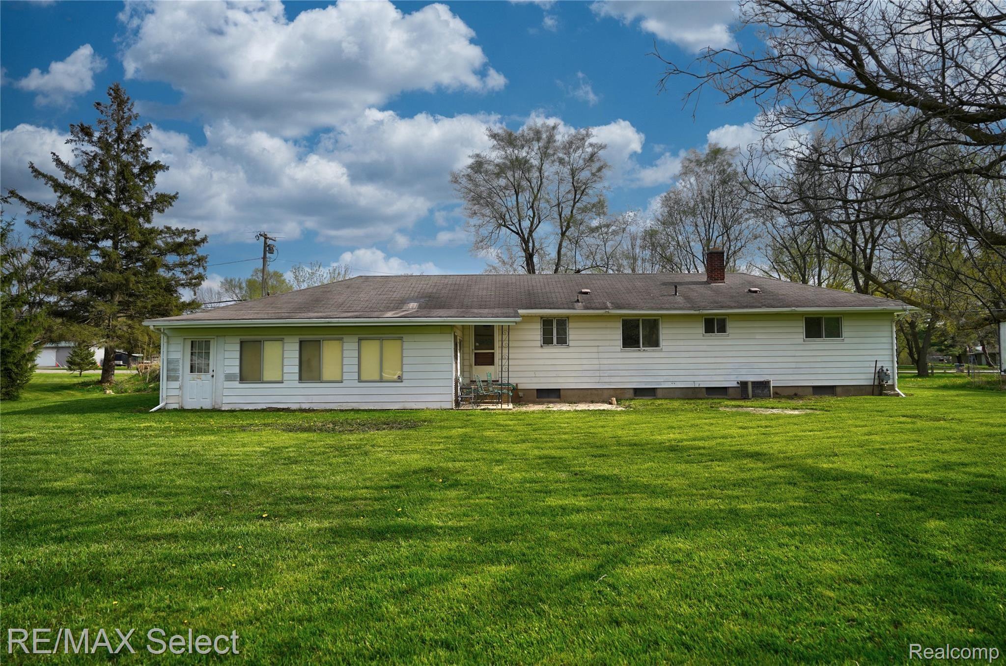 6237 East Pierson Road Flint, MI 48506 - Photo 2 of 29 6237 E Pierson Rd 06.jpg