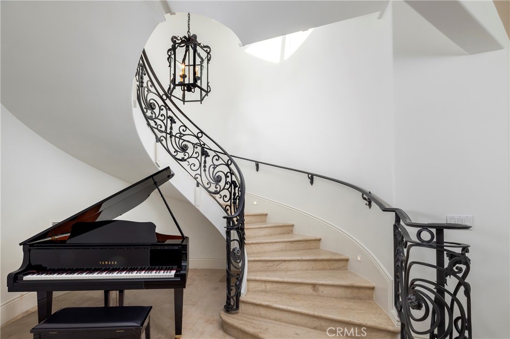 2258 Channel Road Newport Beach, CA 92661 - Photo 25 of 54 a view of entryway