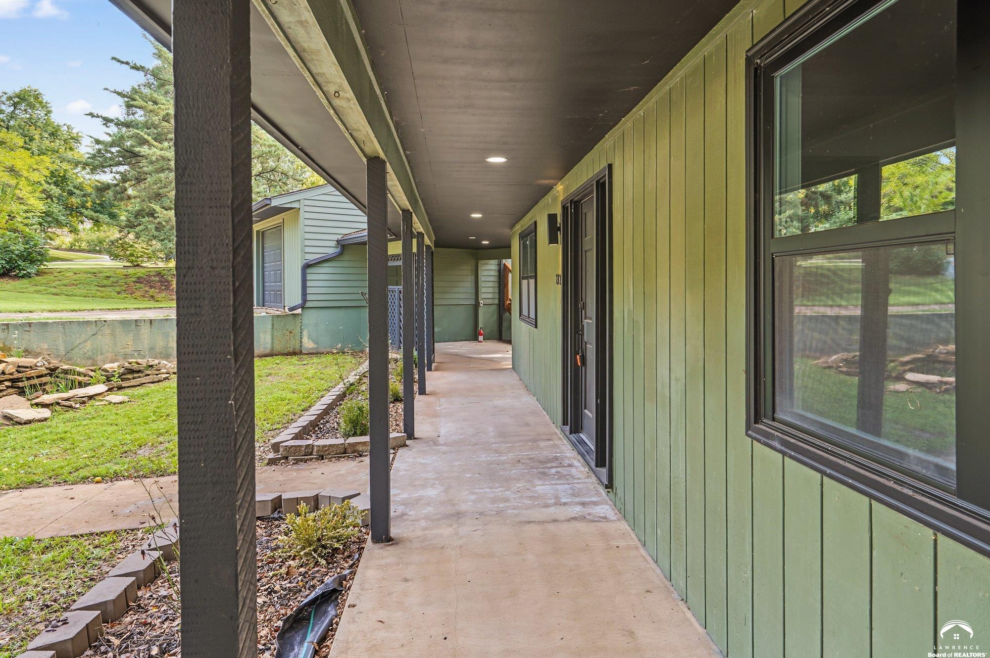 2729 Stratford Road Lawrence, KS 66049 - Photo 4 of 36 Gallery Image 4