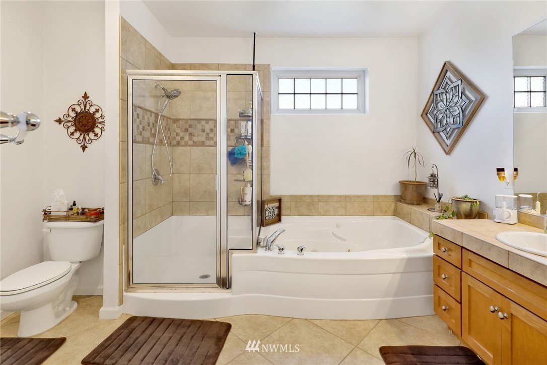 1107 Slater Road Bellingham, WA 98226 - Photo 31 of 39 a bathroom with a bathtub and a toilet