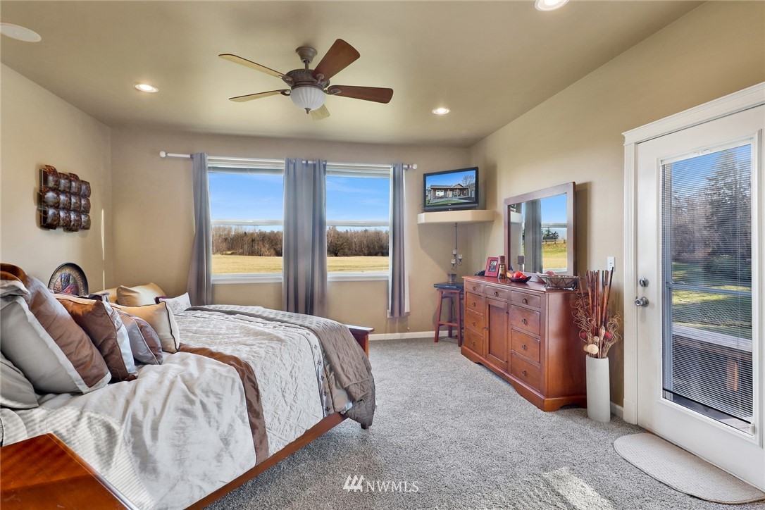 1107 Slater Road Bellingham, WA 98226 - Photo 32 of 39 a bed room with bed and window