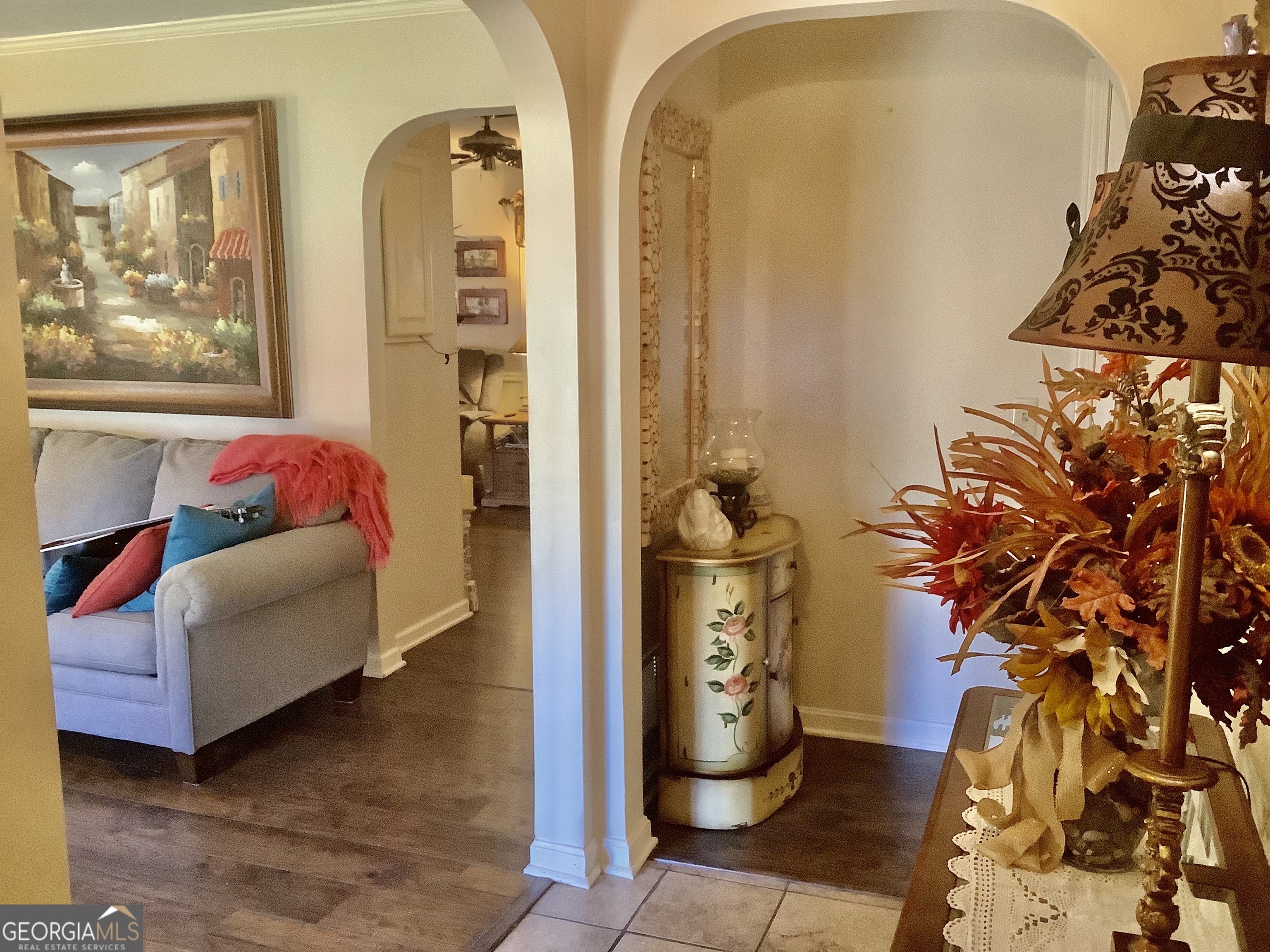108 Deerbrook Drive Rome, GA 30165 - Photo 2 of 40 a living room with furniture and a potted plant